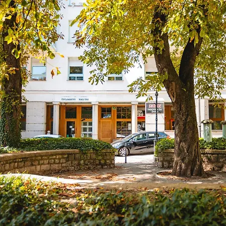 Lightbox アパート *